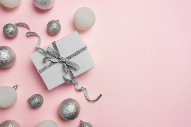 Coffret cadeau, décorations et ornements en argent sur rose pastel