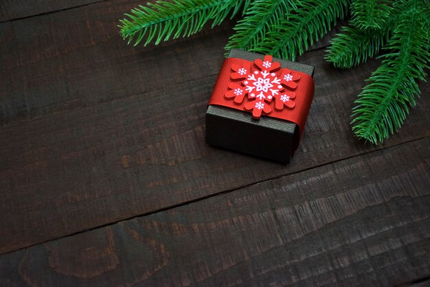 Coffret cadeau décoré de flocon de neige blanc