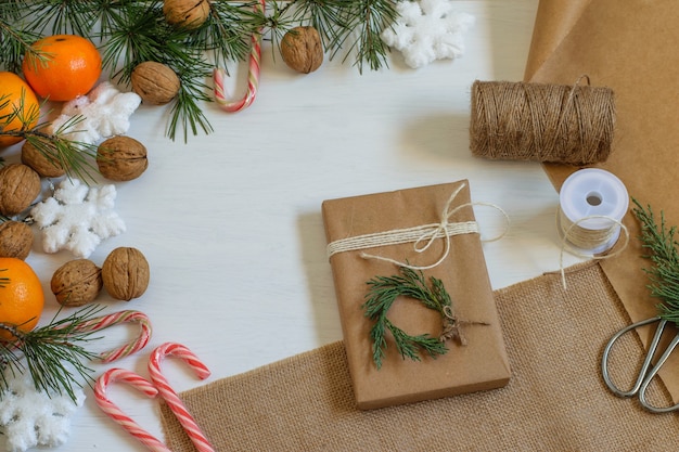 Coffret cadeau écologique zéro déchet emballé dans du papier kraft recyclé et décoré de thuya.