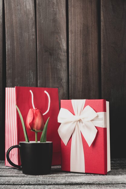 Coffret cadeau, emballage et tulipe dans une tasse