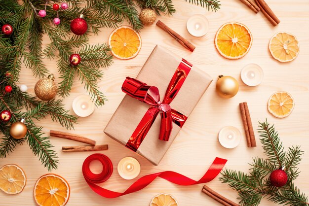 Coffret cadeau emballé dans du papier parchemin, décoration de Noël sur la table