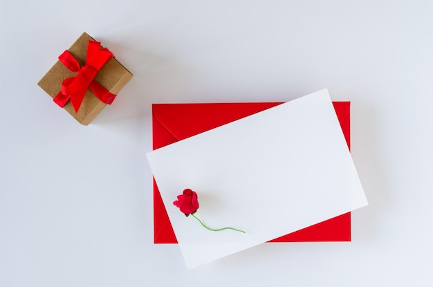 Coffret cadeau avec enveloppe et carte blanche sur fond blanc