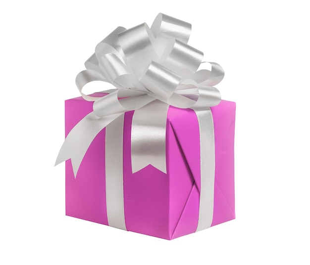 Coffret cadeau enveloppé dans un papier rose avec noeud argenté sur fond blanc