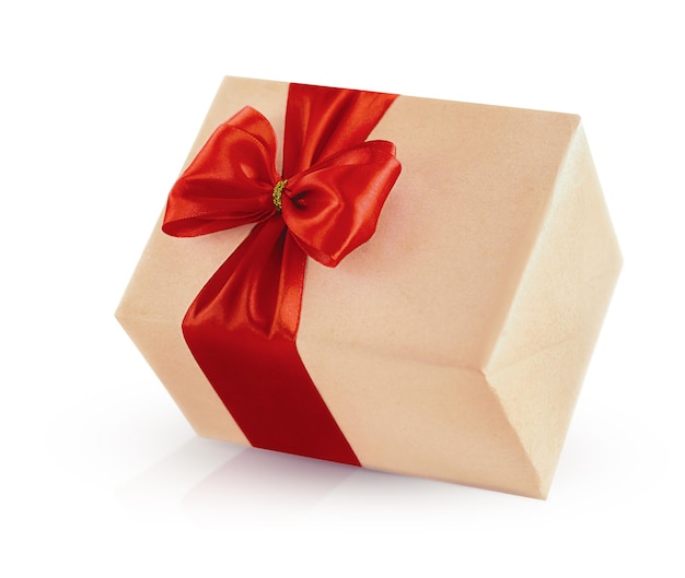 Coffret cadeau enveloppé de papier beige avec ruban de satin rouge.