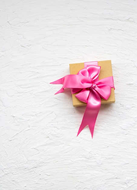 Coffret cadeau avec étiquette cadeau. noeud cadeau en satin rose