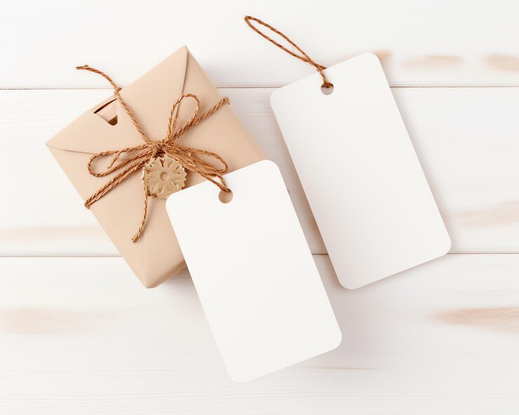 Photo un coffret cadeau avec étiquettes