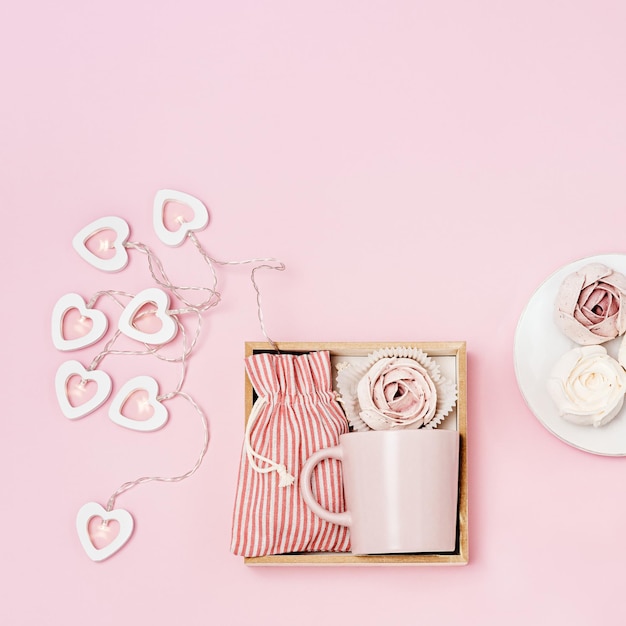 Coffret cadeau fait main avec tasse rose guimauve et surprise dans un sac textile cadeau romantique pour un ami