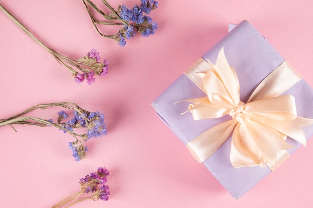 Coffret cadeau avec fleur violette