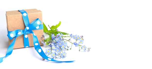 Coffret cadeau avec des fleurs bleues et un bouquet de myosotis