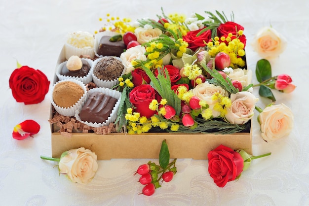 Coffret cadeau avec fleurs et bonbons