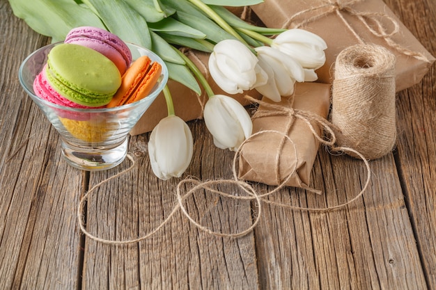 Coffret cadeau avec fleurs et bonbons