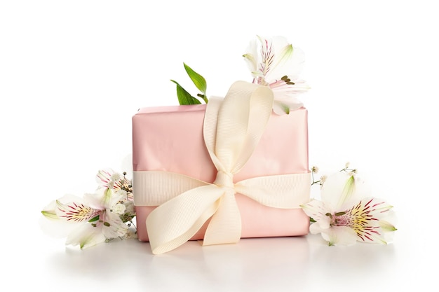 Coffret cadeau et fleurs isolés sur fond blanc