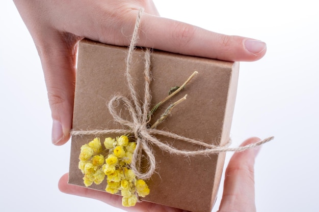 Coffret cadeau avec des fleurs à la main