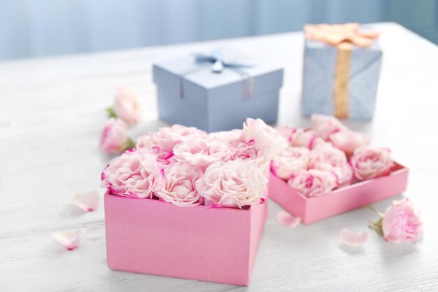 Coffret cadeau avec des fleurs sur une table en bois