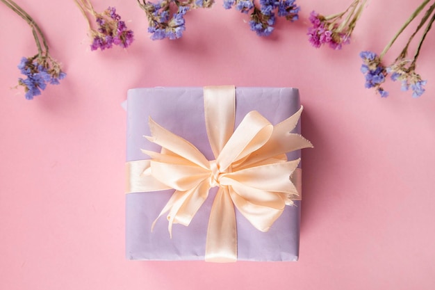 Le coffret cadeau avec des fleurs