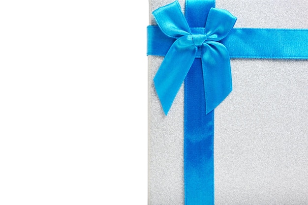Coffret cadeau fond blanc est attaché avec un ruban bleu avec un arc