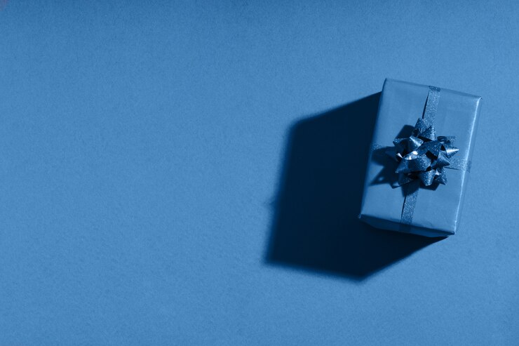 Coffret cadeau sur fond bleu. Couleur tendance de l'année.