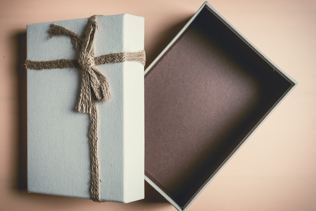 Coffret cadeau sur fond bleu.