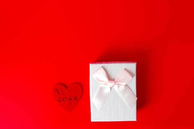 Coffret cadeau sur fond rouge romantique st valentines concept de lieu de salutations pour votre texte
