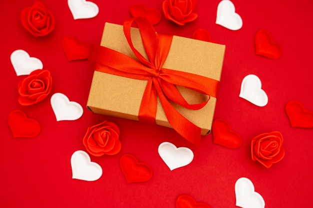 Coffret cadeau sur fond rouge Ruban rouge Le concept du jour de l'anniversaire des mariages de la Saint-Valentin et autres jours fériés