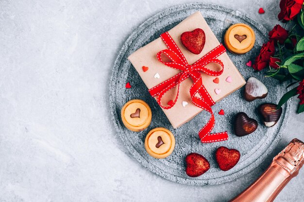 Coffret cadeau de fond Saint Valentin avec vue de dessus de coeurs de chocolat et de biscuits