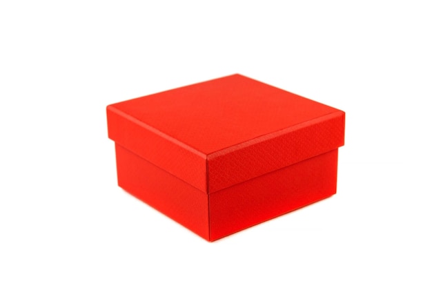 Coffret cadeau en gros plan de couleur rouge, isolé sur fond blanc.