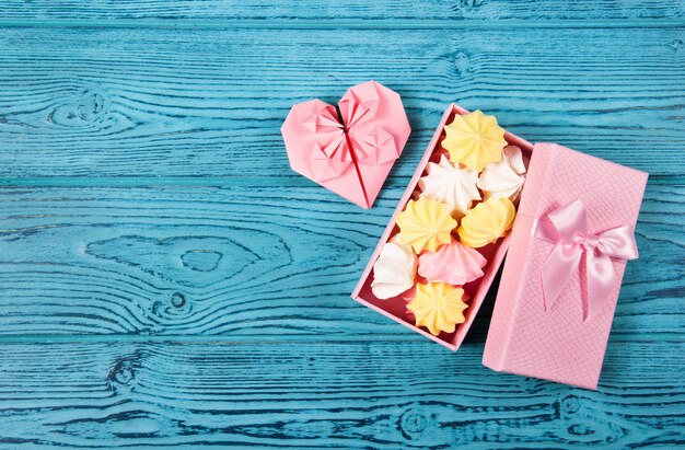 Coffret cadeau avec guimauves et coeur en papier