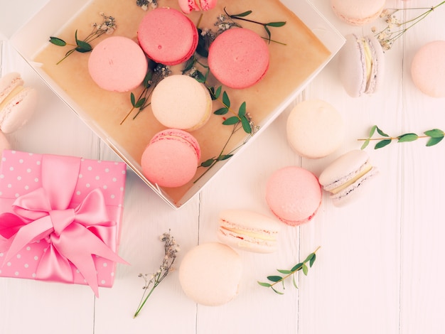 Photo coffret cadeau et macarons sur tableau blanc