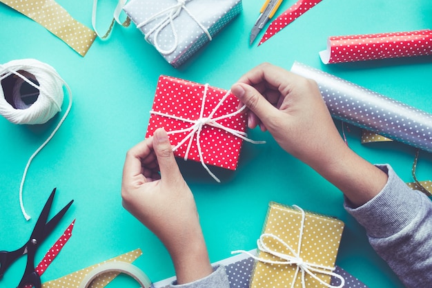 Coffret cadeau mignon décoration féminine présente sur table de travail, pose à plat