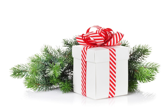 Coffret cadeau de Noël et branche d'arbre