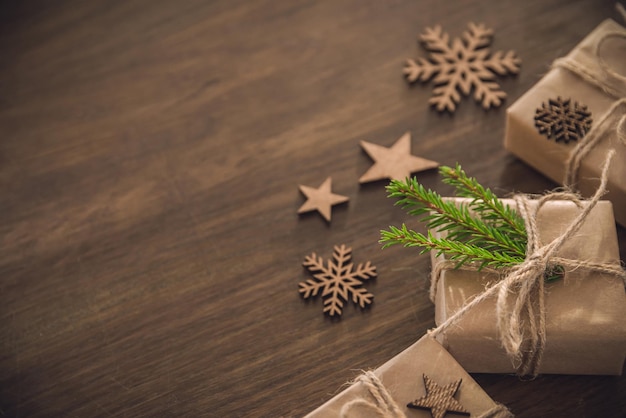 Coffret cadeau de Noël avec branche d'épinette sur la table rustique