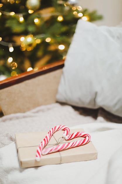 Coffret cadeau de Noël avec décorations dans un intérieur festif