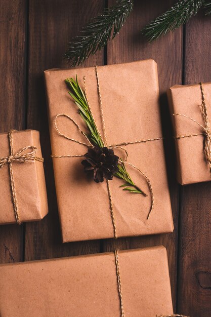 Coffret cadeau de Noël décoré en papier kraft