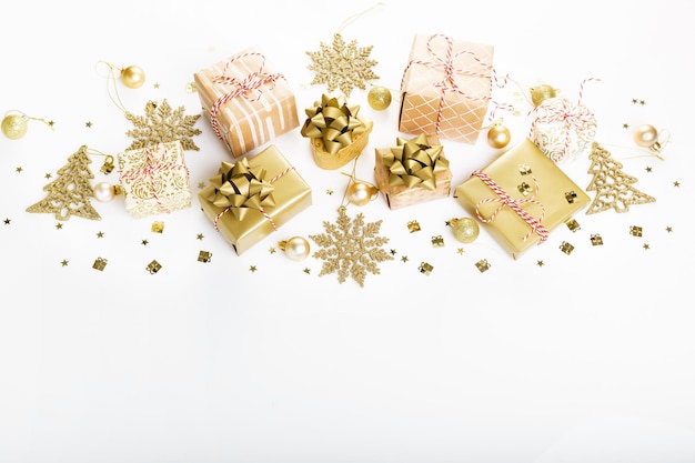 Coffret cadeau de Noël doré design boules dorées étoiles scintillantes confettis flocons de neige isolés sur blanc ba