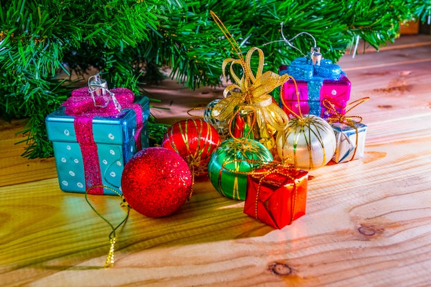 Photo coffret cadeau de noël sur table en bois