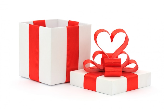 Coffret cadeau, noeud et coeur