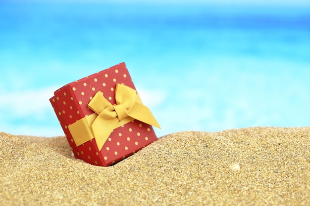 Coffret cadeau avec noeud sur le sable