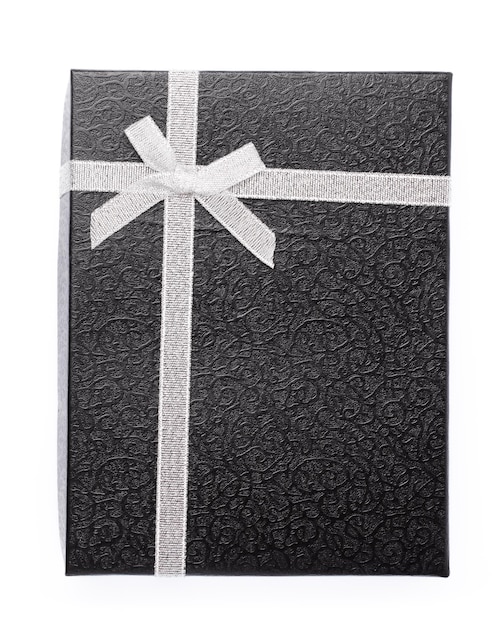 coffret cadeau noir avec ruban blanc isolé sur fond blanc.