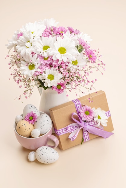 Coffret cadeau oeufs de Pâques et fleurs