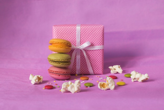 Coffret cadeau et pile de macarons