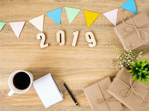 Coffret cadeau posé sur un bureau en bois