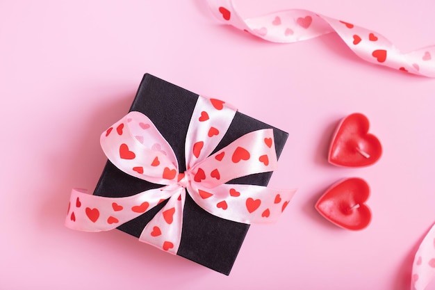 Coffret cadeau présent avec noeud sur fond rose cadeau Saint Valentin mise à plat