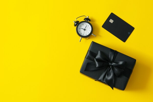 Coffret cadeau, réveil et carte sur jaune