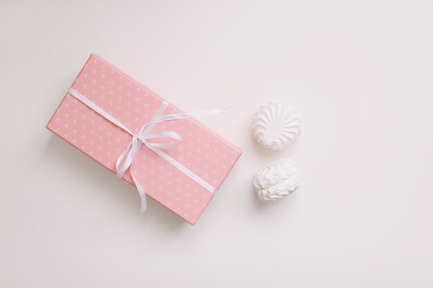 coffret cadeau rose avec archet sur fond blanc