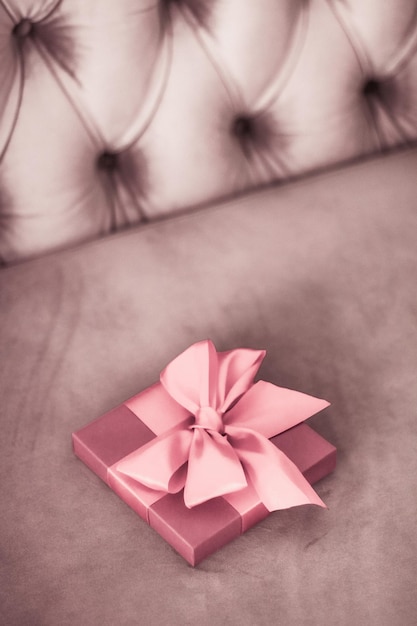 Coffret cadeau rose blush de vacances de luxe vintage avec ruban de soie et décor de noël ou de saint valentin