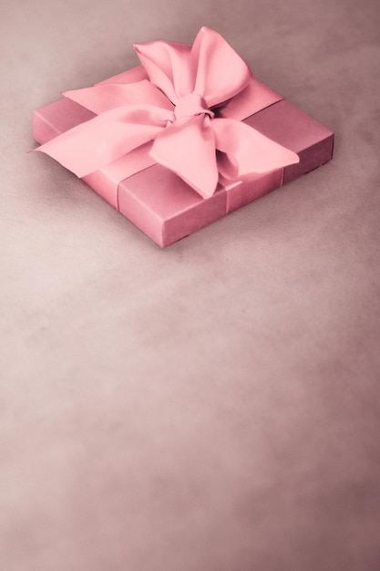 Coffret cadeau rose blush de vacances de luxe vintage avec ruban de soie et décor de noël ou de saint valentin