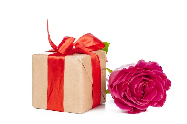 Coffret cadeau et rose isolé