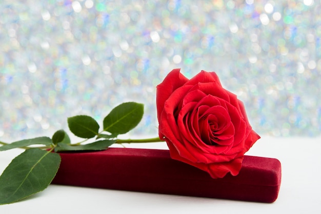 Un coffret cadeau Rose rouge et bijoux avec fond boke