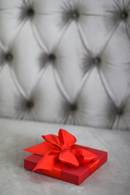 Coffret cadeau rouge de vacances de luxe avec ruban de soie et décor de noël ou de saint valentin