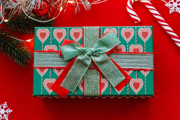 Coffret cadeau rouge et vert de Noël ou du nouvel an avec décoration